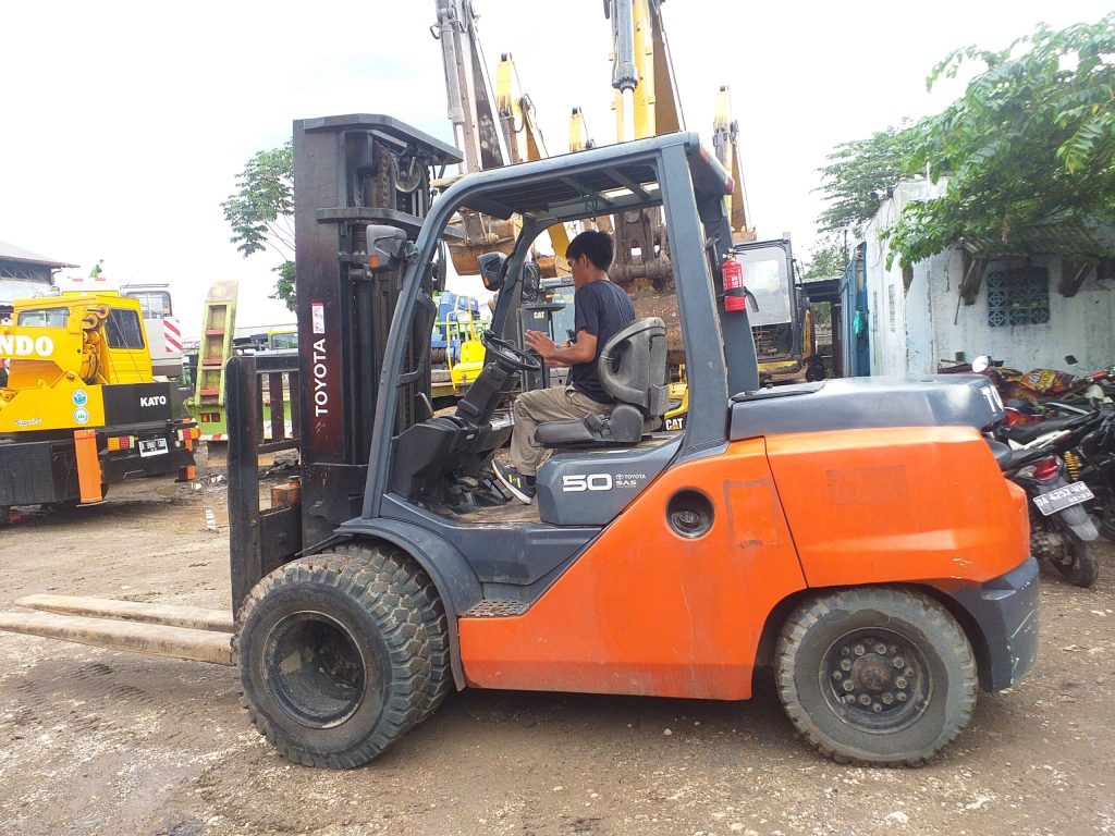 The current image has no alternative text. The file name is: forklift.jpg